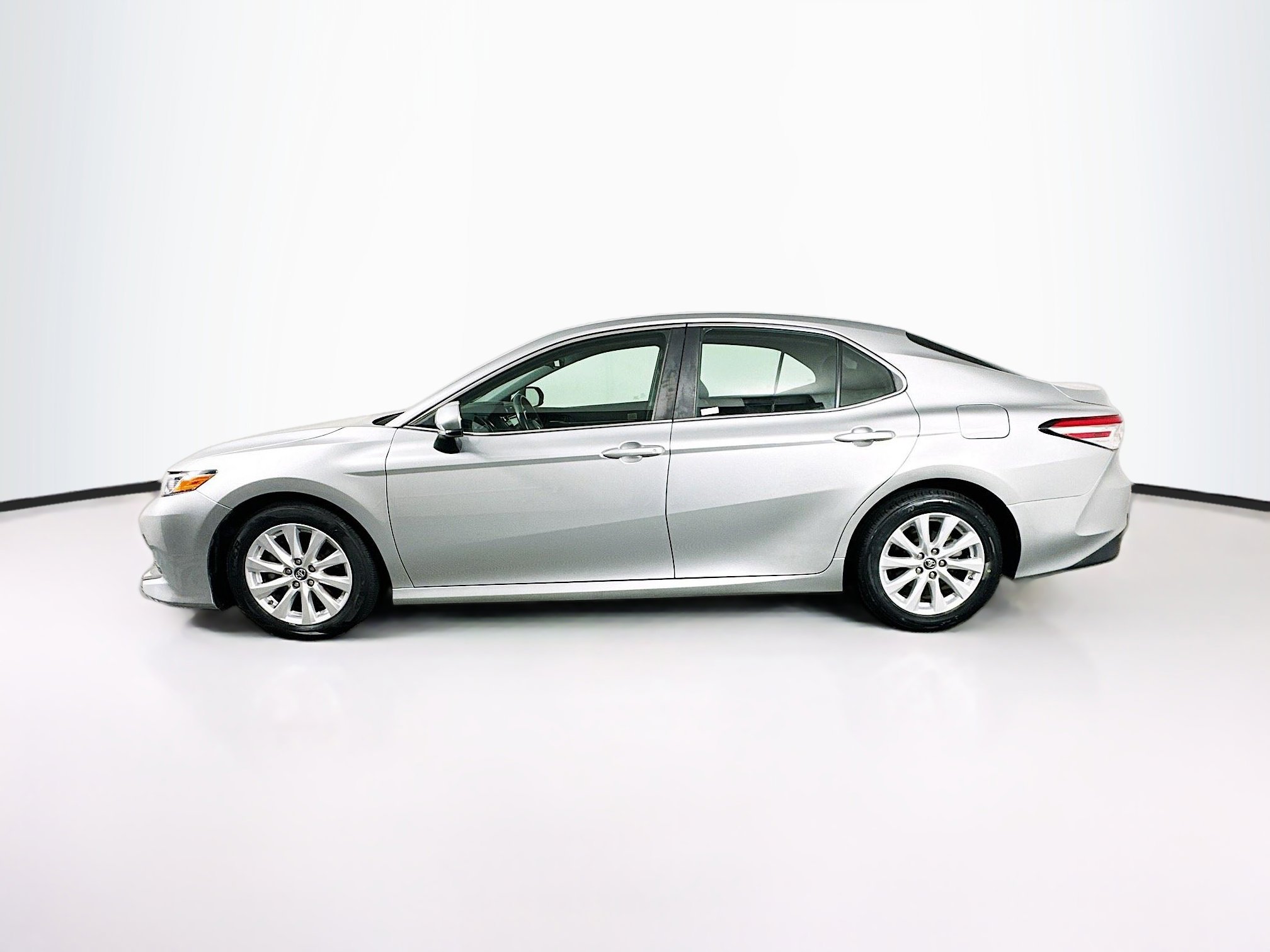 Used 2018 Toyota Camry LE FWD image 4