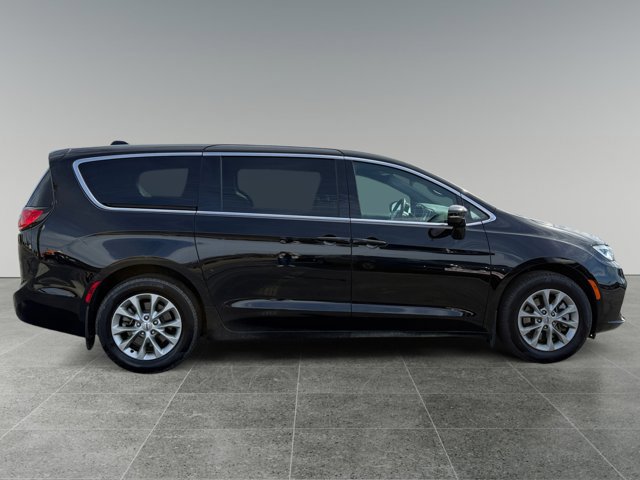 Used 2025 Chrysler Pacifica Select image 7