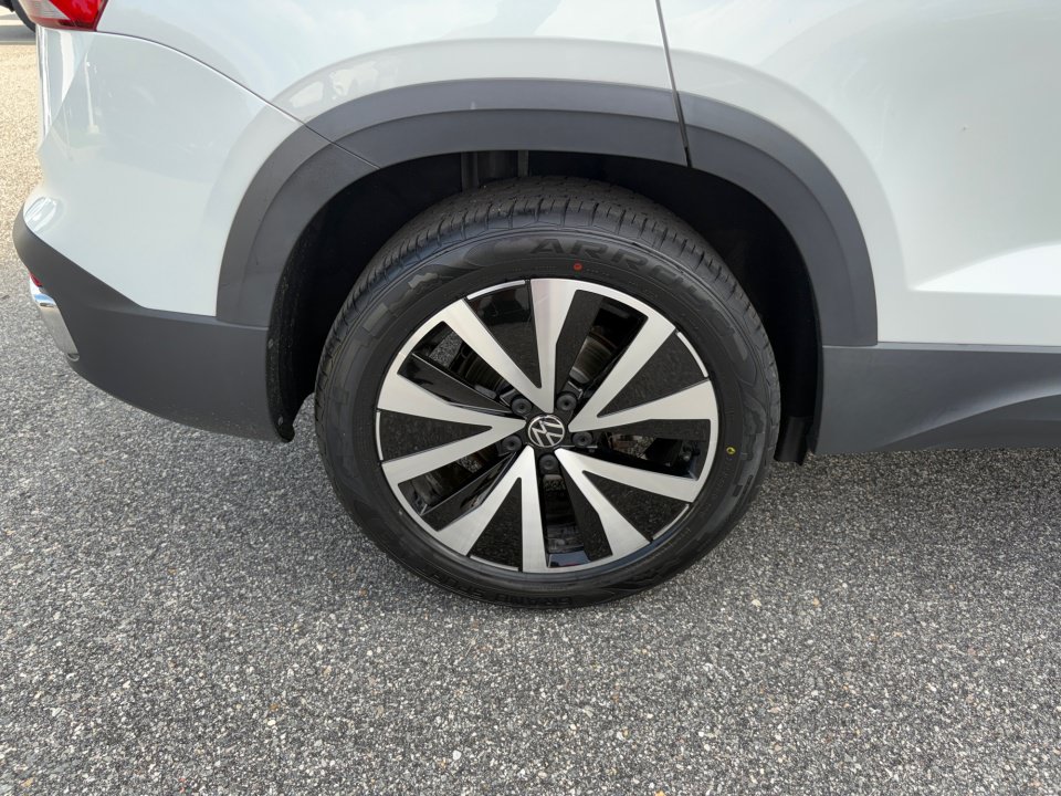 Used 2023 Volkswagen Taos SE w/ Panoramic Sunroof Package AWD/4WD image 23