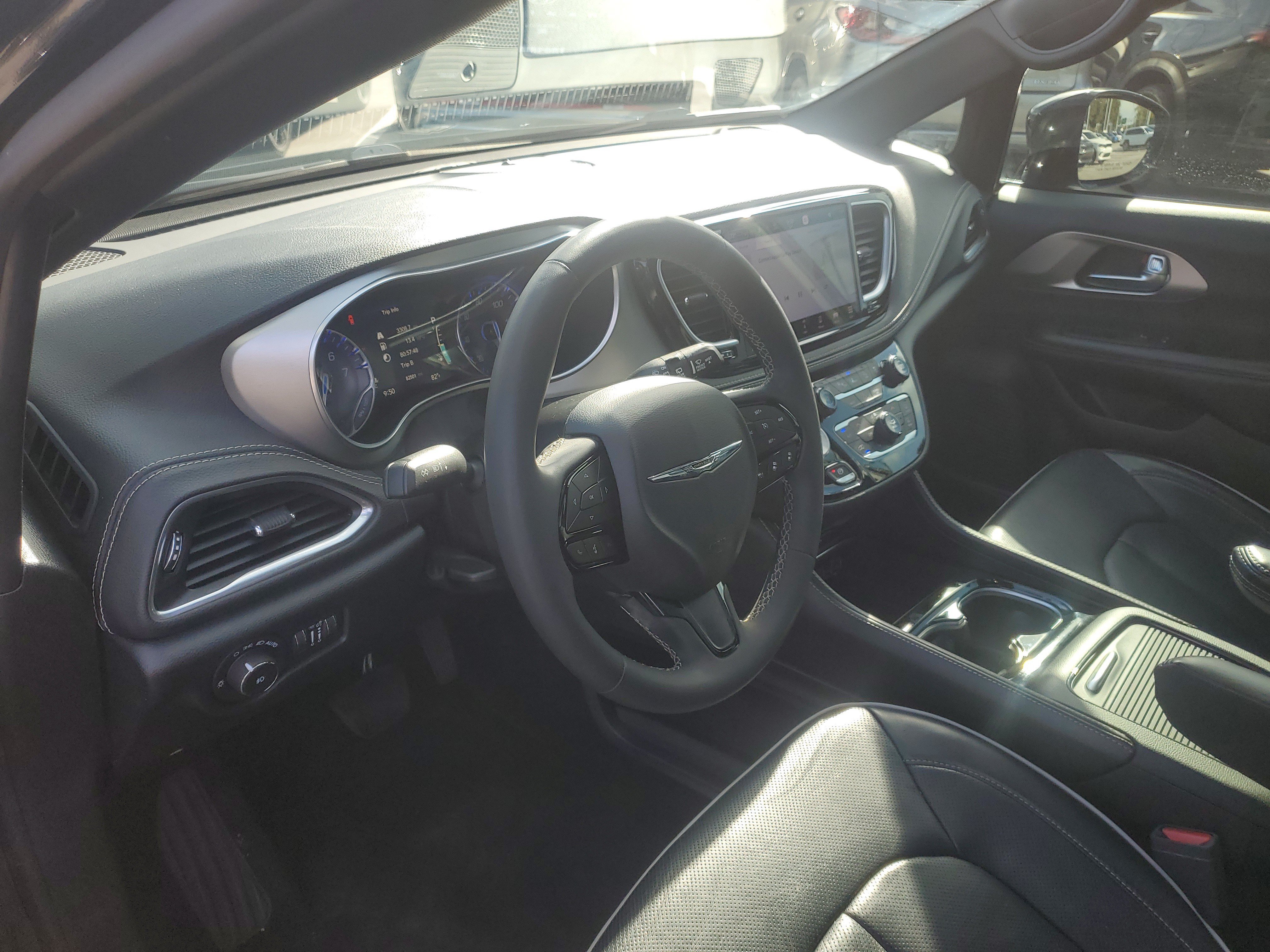 Used 2022 Chrysler Pacifica Limited w/ Uconnect Theater Family Group AWD/4WD image 13