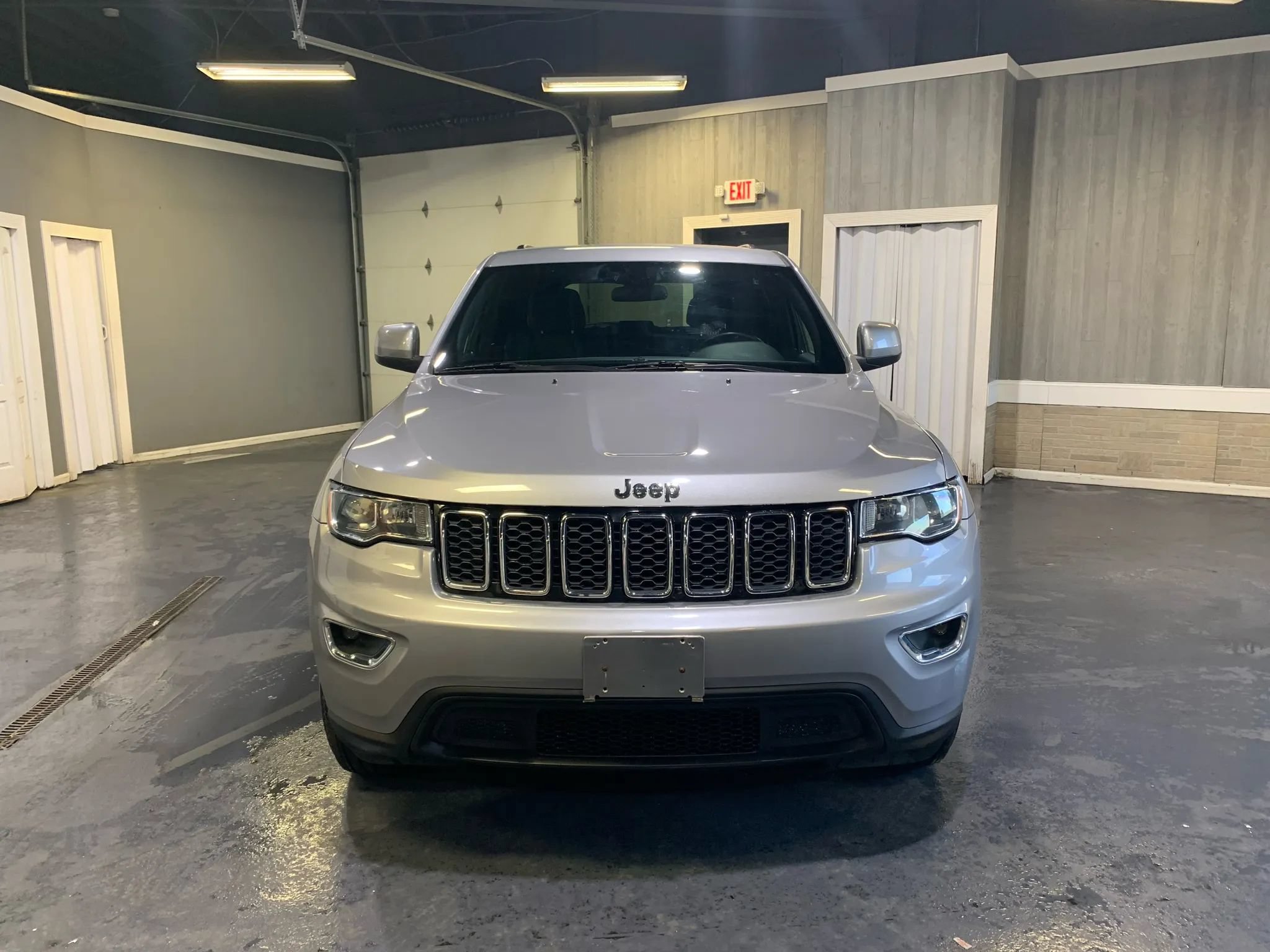 Used 2018 Jeep Grand Cherokee Laredo AWD/4WD image 2