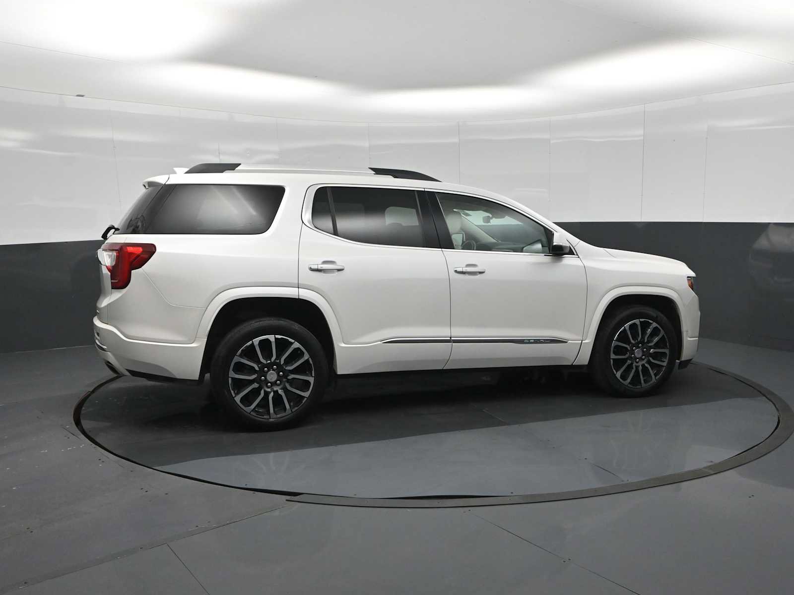 Used 2020 GMC Acadia Denali w/ Technology Package AWD/4WD image 9