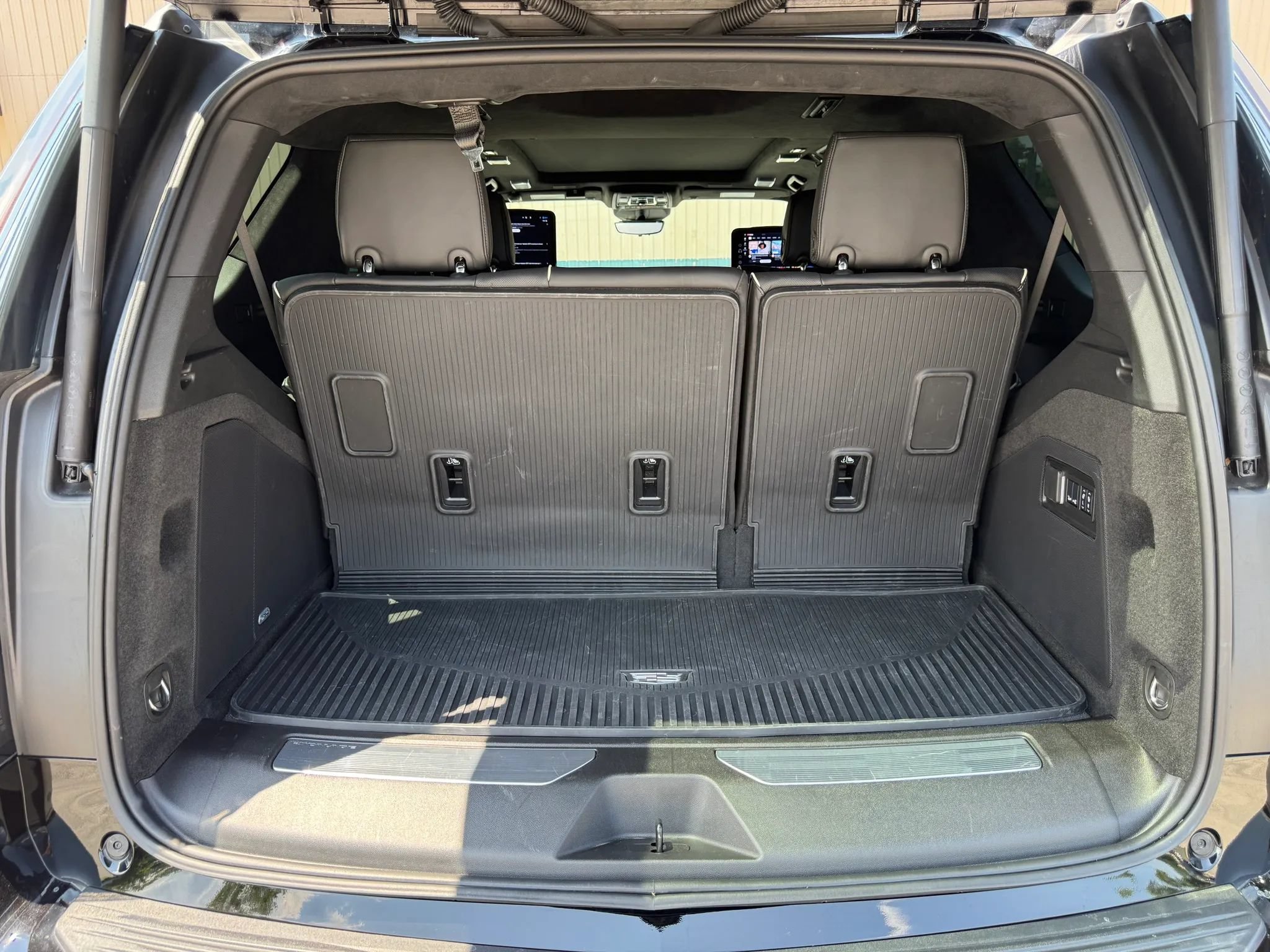Used 2025 Cadillac Escalade Sport Platinum w/ LPO, ONYX Package AWD/4WD image 11
