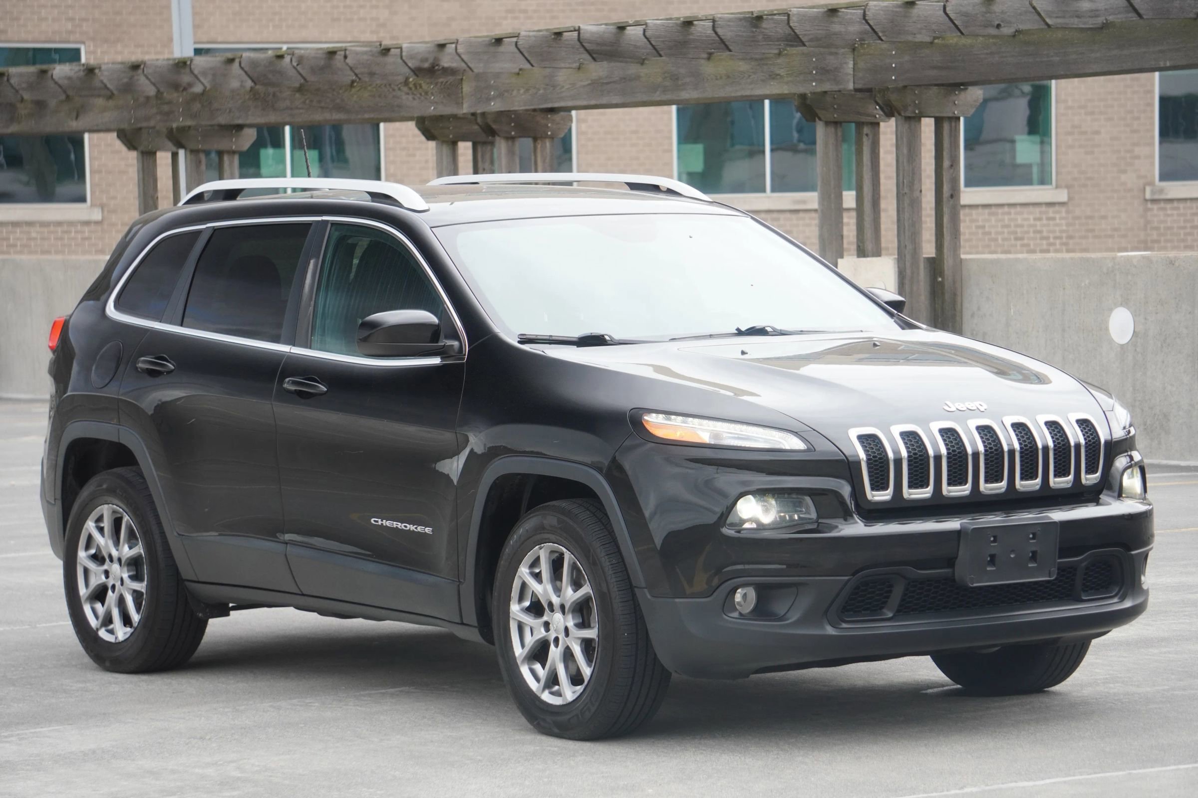 Used 2018 Jeep Cherokee Latitude Plus w/ Cold Weather Group image 27