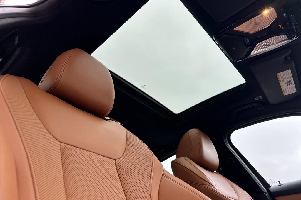 Used 2022 BMW 330i Sedan w/ Driving Assistance Package image 17