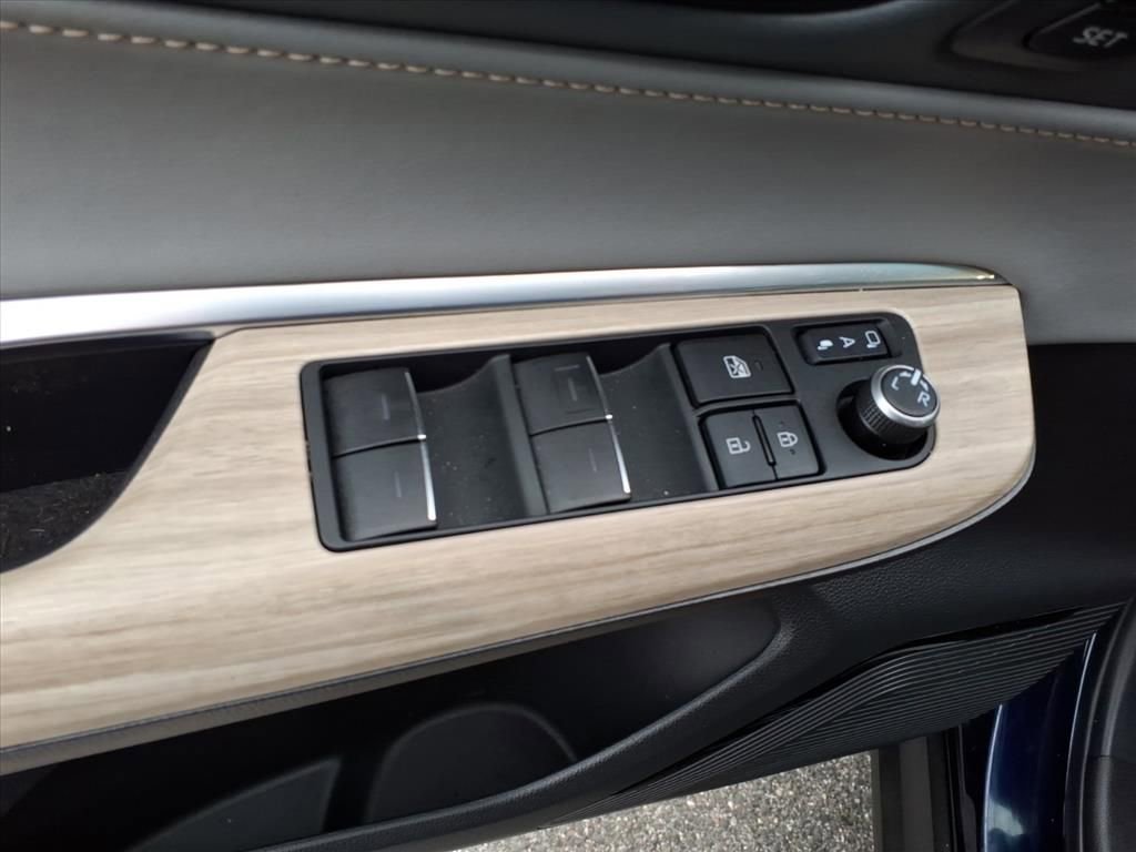 Used 2023 Toyota Venza Limited image 26