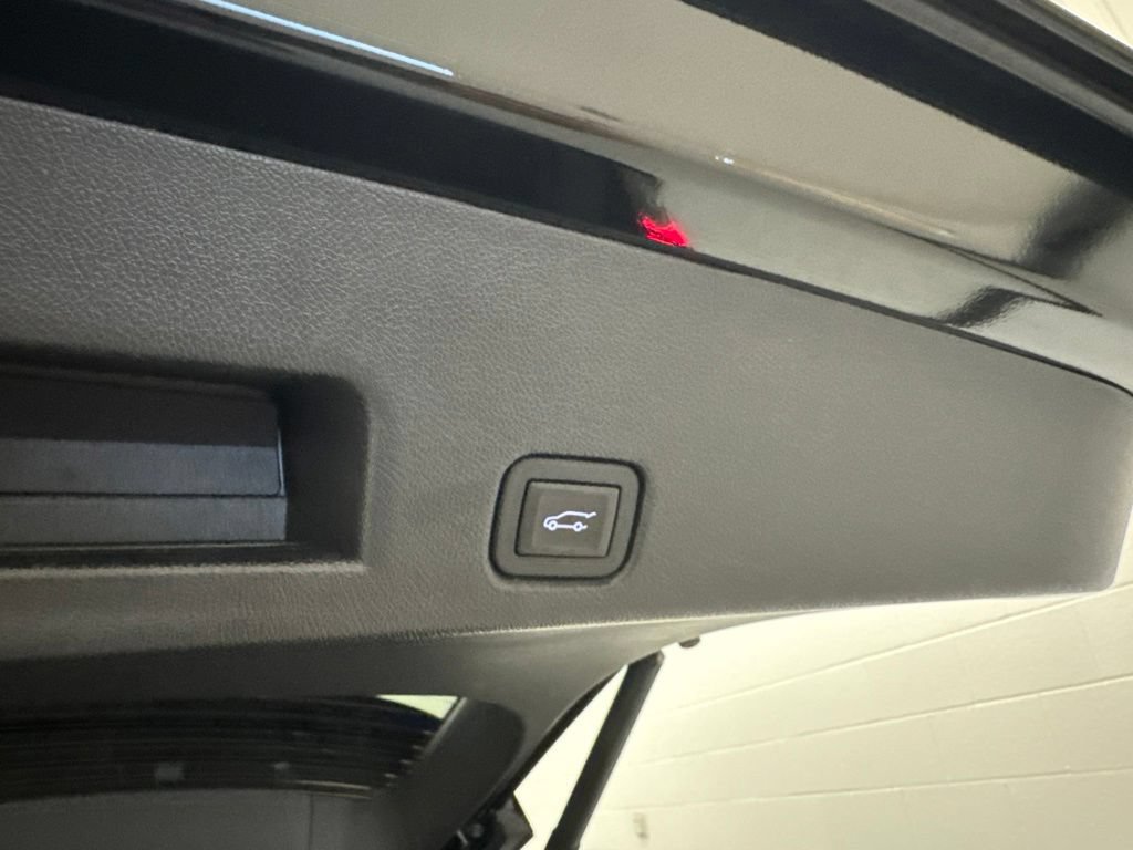 Used 2025 Chevrolet Traverse LT AWD/4WD image 9