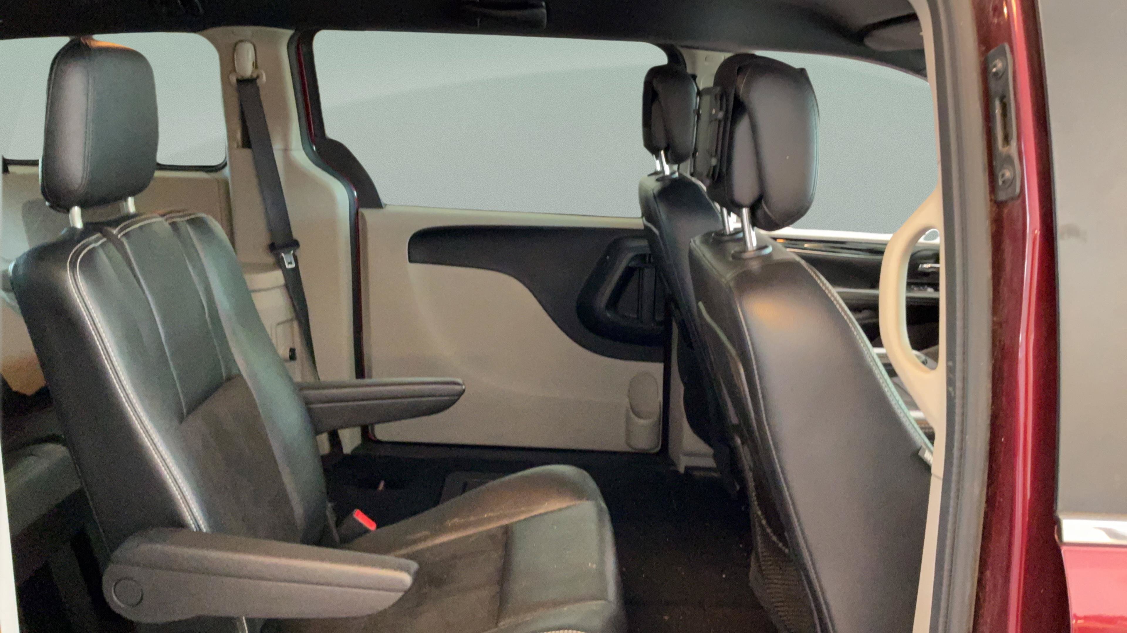 Used 2019 Dodge Grand Caravan SXT FWD image 25