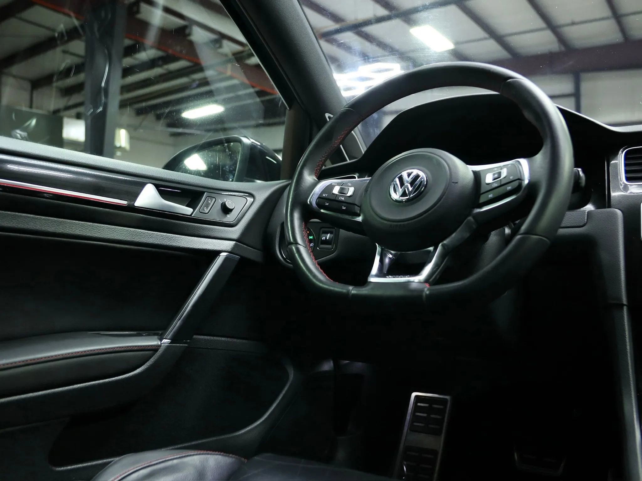 Used 2015 Volkswagen GTI SE image 32