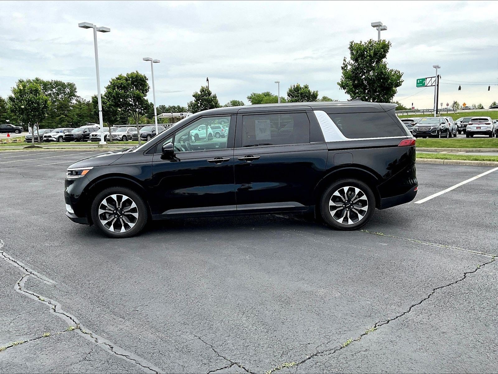 Used 2023 Kia Carnival EX FWD image 37