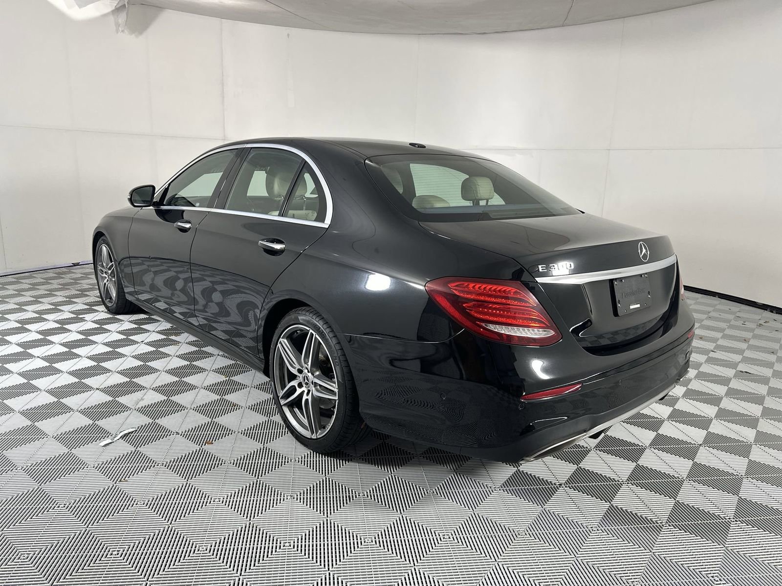 Used 2018 Mercedes-Benz E 300 image 6