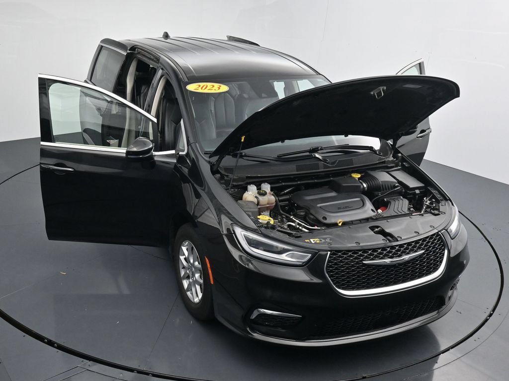 Used 2023 Chrysler Pacifica Touring-L FWD image 39