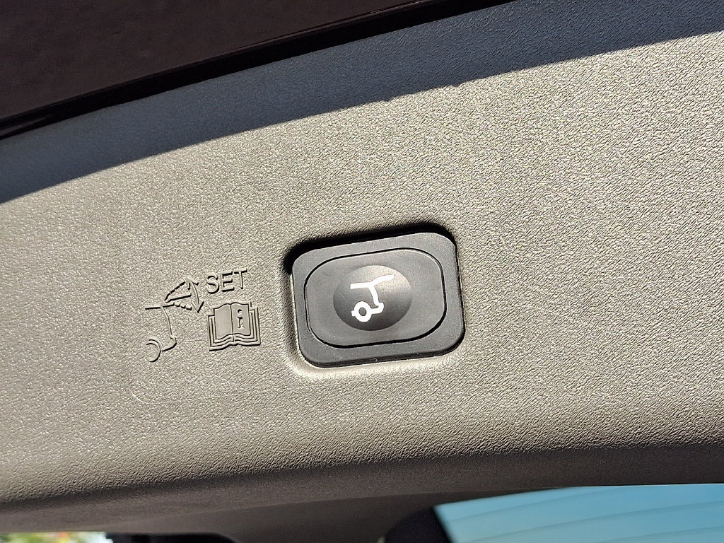 Certified 2025 Lincoln Nautilus Reserve AWD/4WD image 30