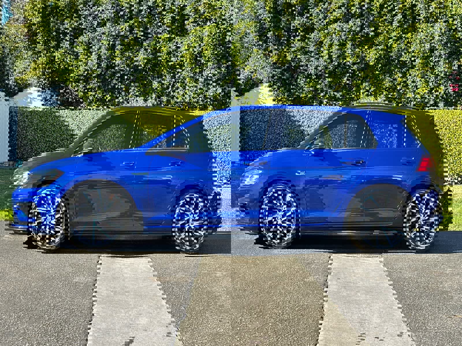 Used 2019 Volkswagen Golf R 4-Door image 2