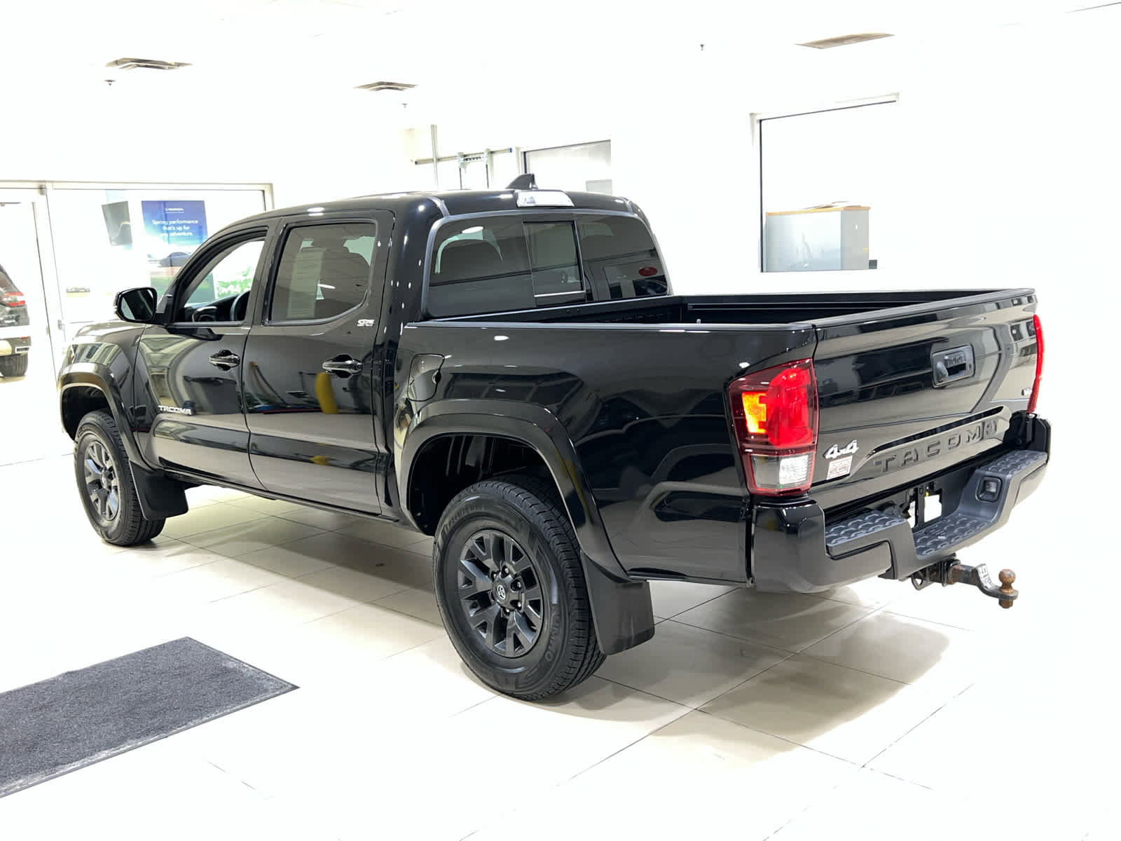 Used 2022 Toyota Tacoma SR5 w/ Technology Package image 10