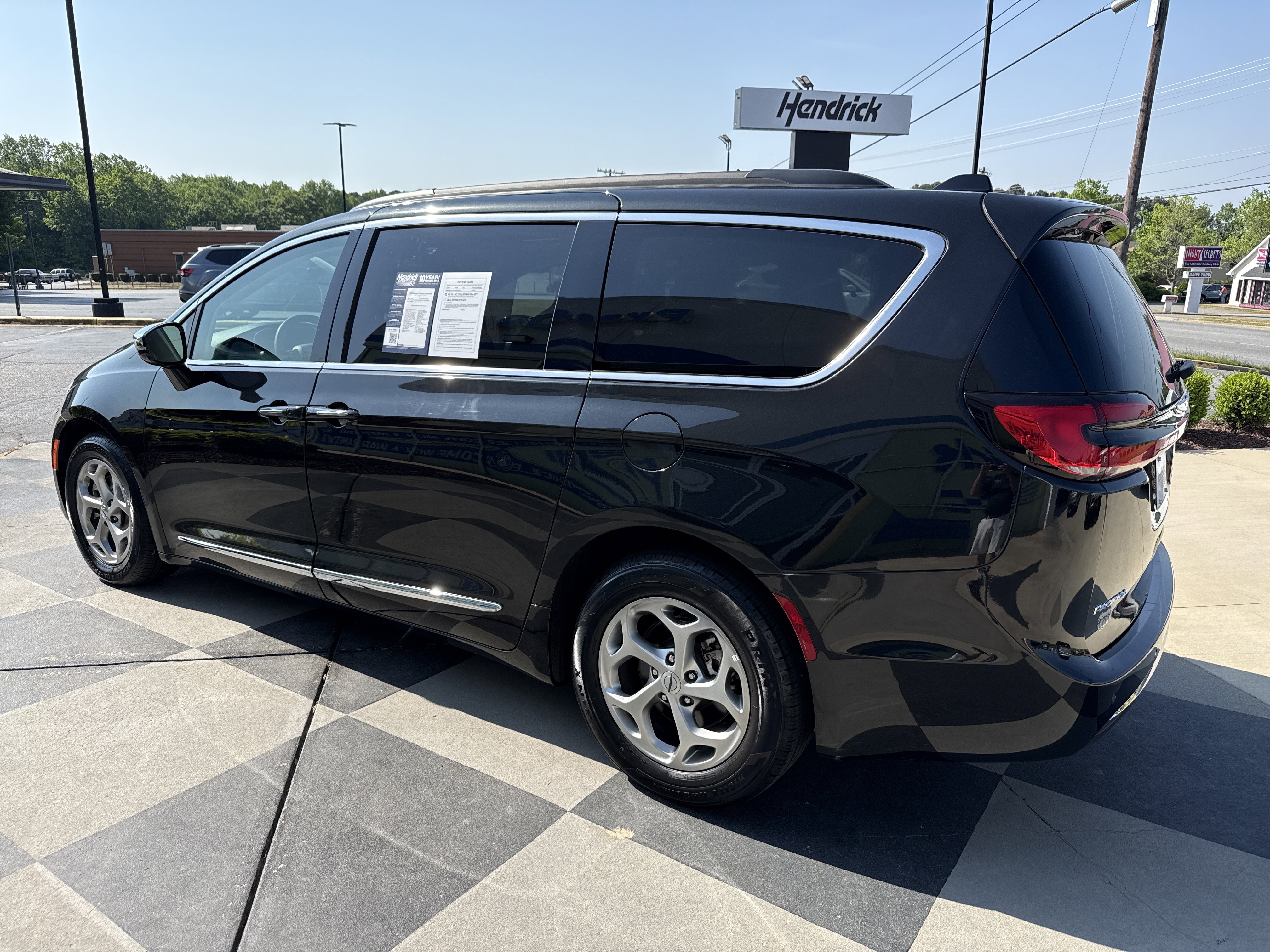 Used 2023 Chrysler Pacifica Limited FWD image 8