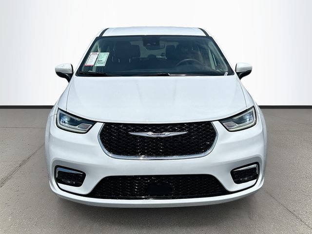 Used 2023 Chrysler Pacifica Touring-L FWD image 2