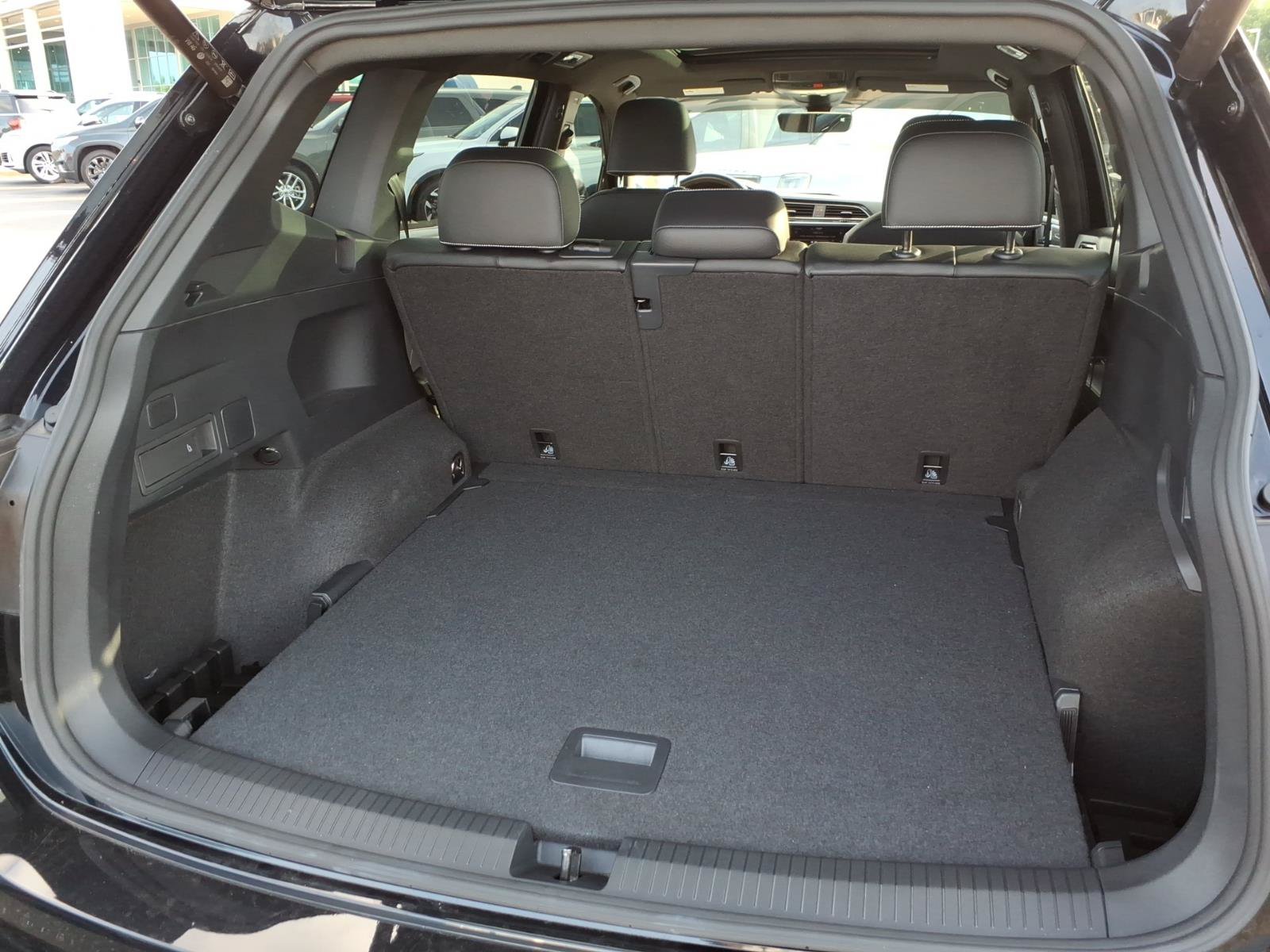 Used 2024 Volkswagen Tiguan SE R-Line AWD/4WD image 7