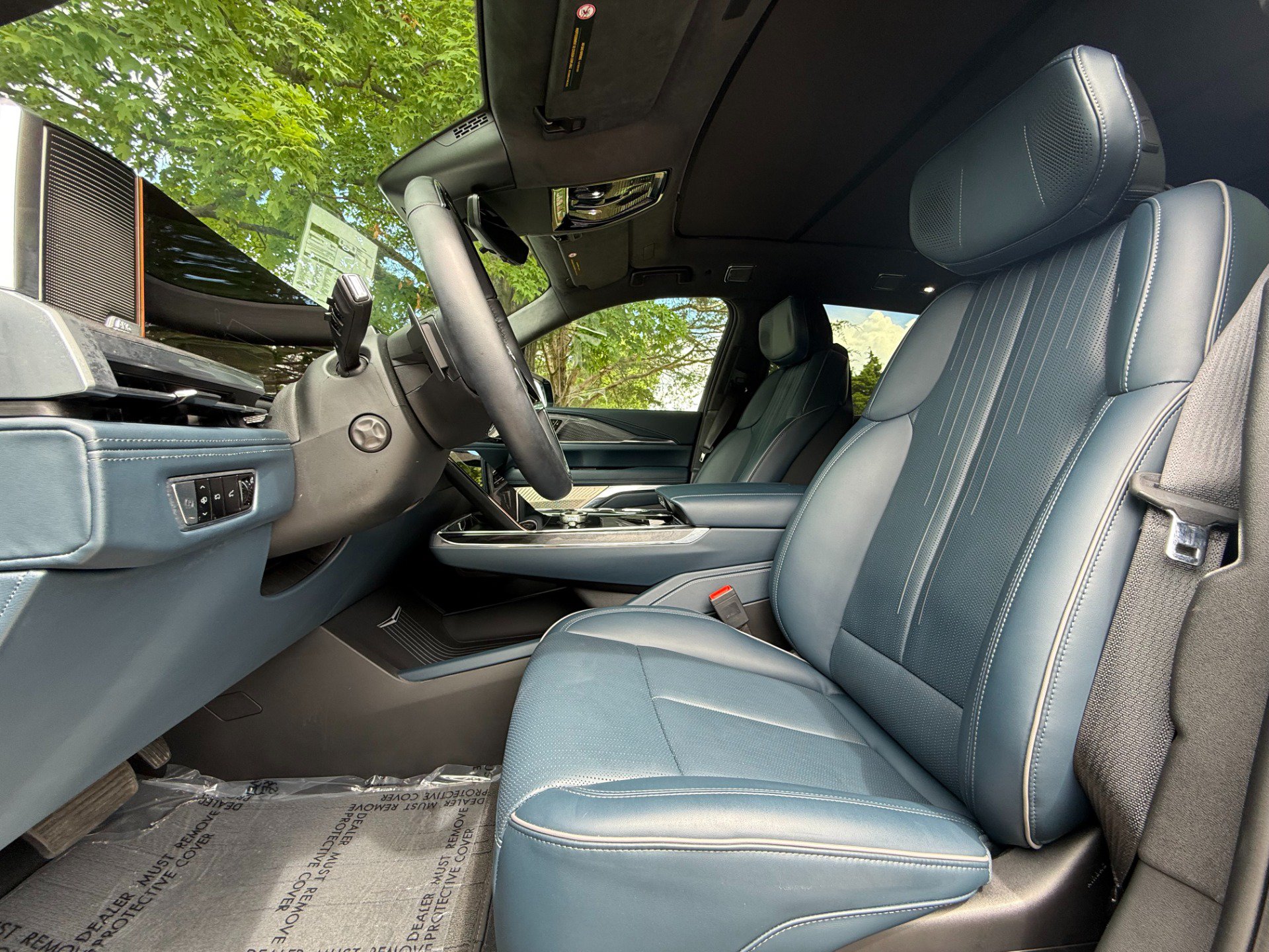 Used 2025 Cadillac Escalade IQ Luxury 2 w/ LPO, Premium Carpet Package AWD/4WD image 9
