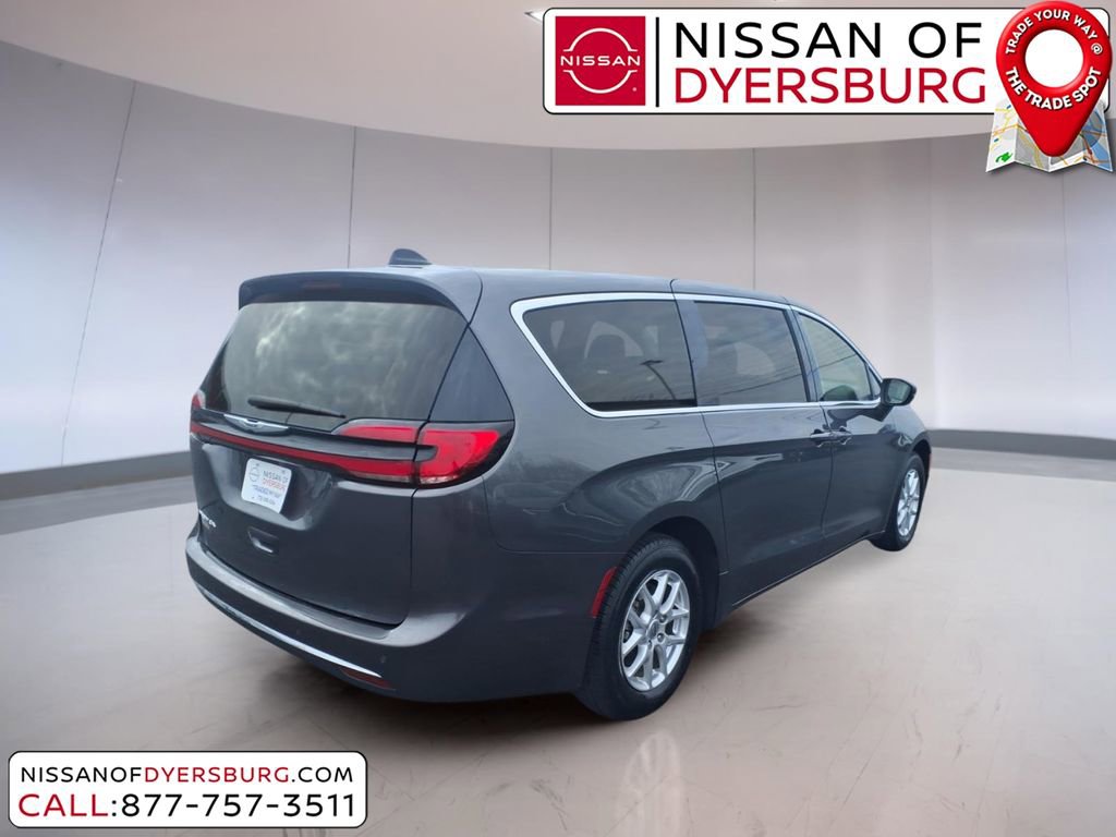 Used 2023 Chrysler Pacifica Touring-L image 3