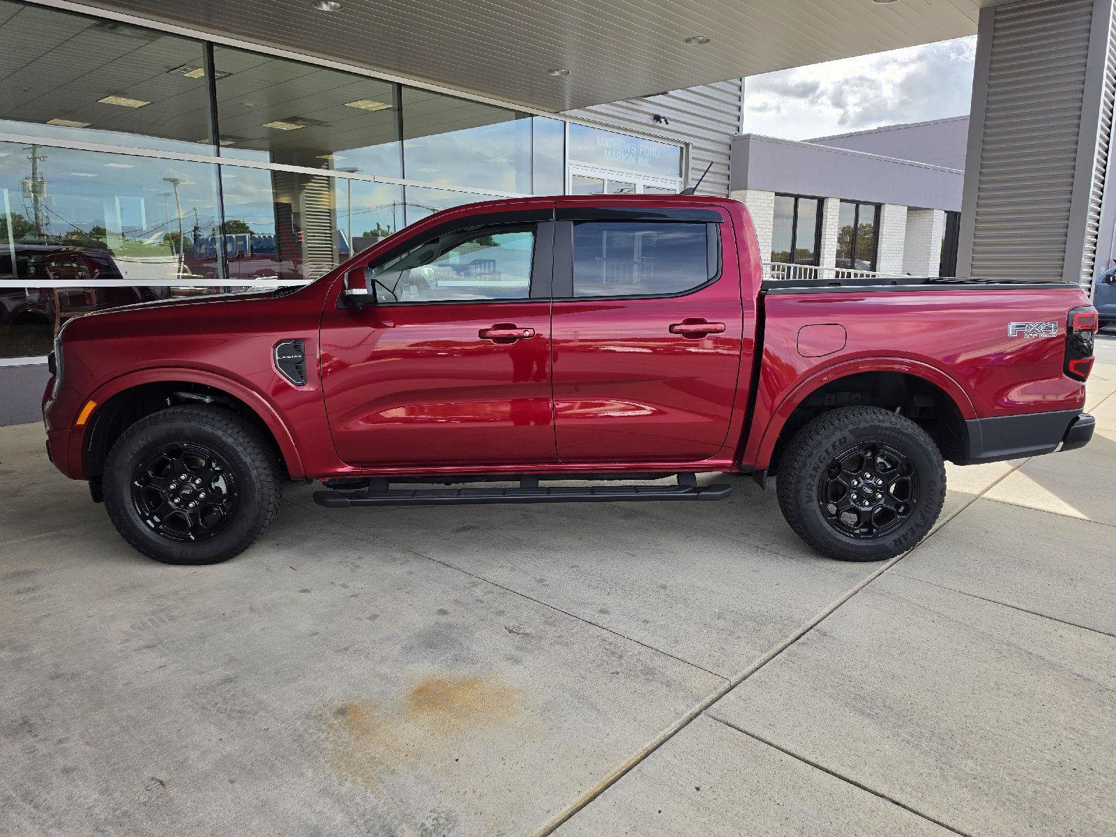 Used 2025 Ford Ranger Lariat w/ FX4 Off-Road Package AWD/4WD image 2