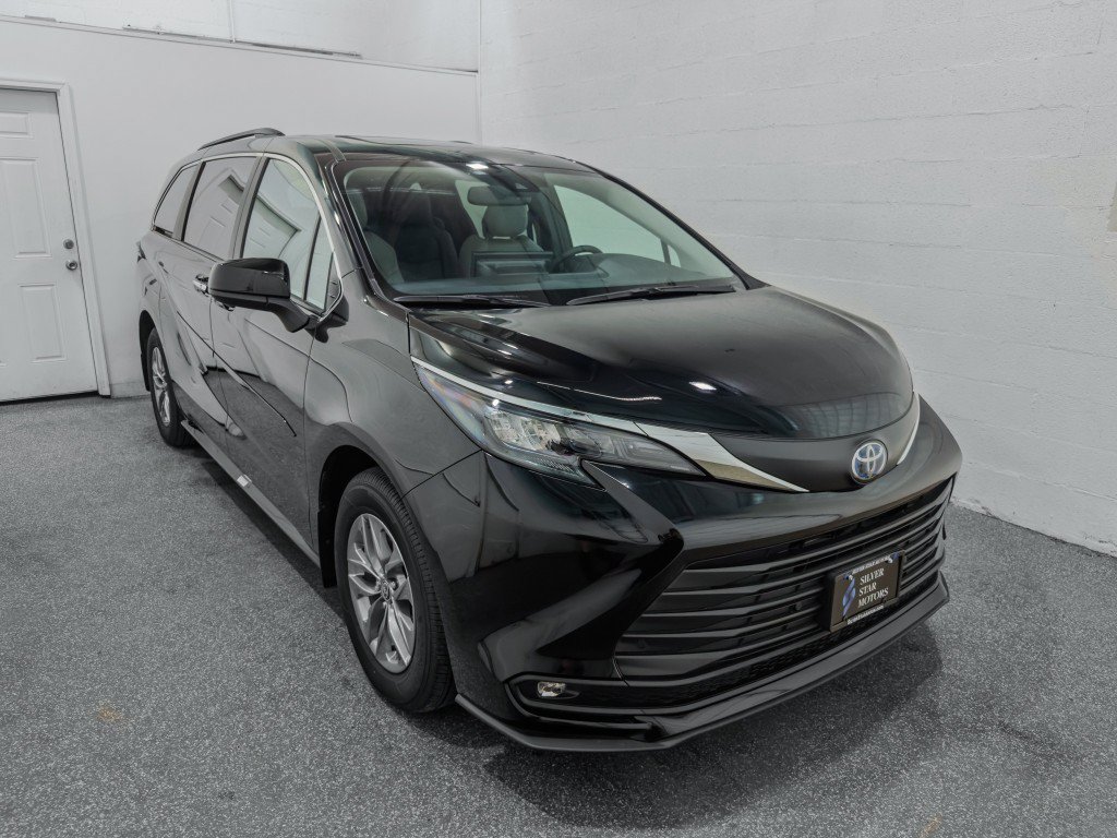 Used 2025 Toyota Sienna XLE AWD/4WD image 2