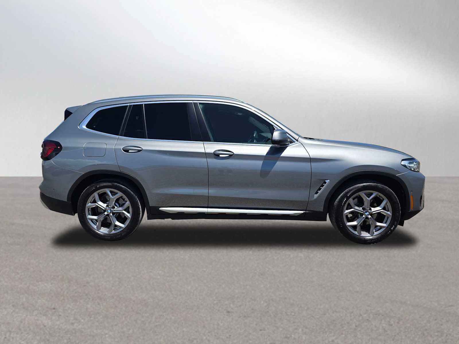 Used 2024 BMW X3 sDrive30i w/ Convenience Package RWD image 2