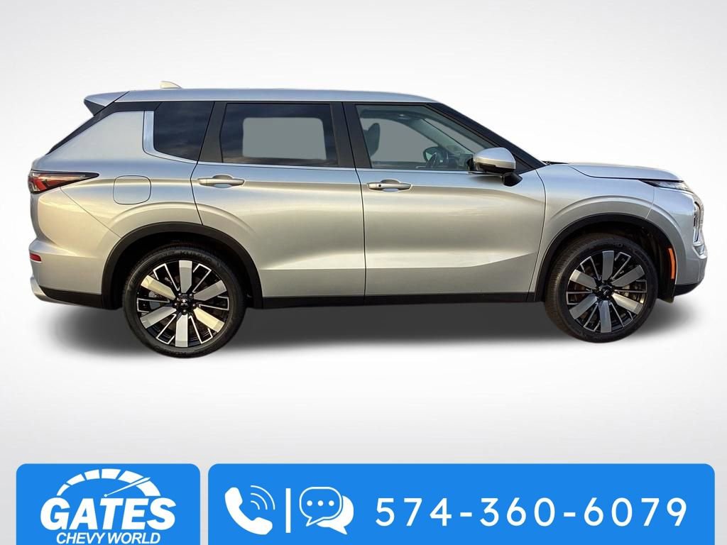 Used 2025 Mitsubishi Outlander SE image 10
