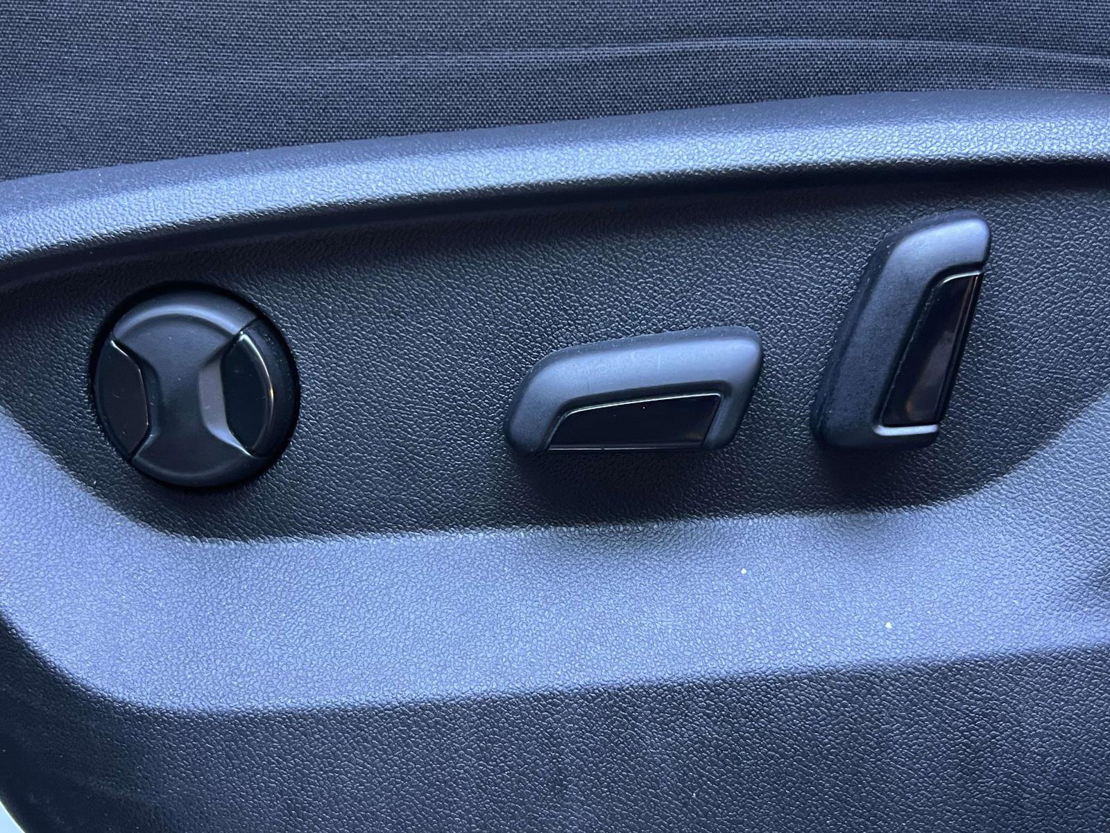 Used 2022 Volkswagen Atlas Cross Sport SE image 25