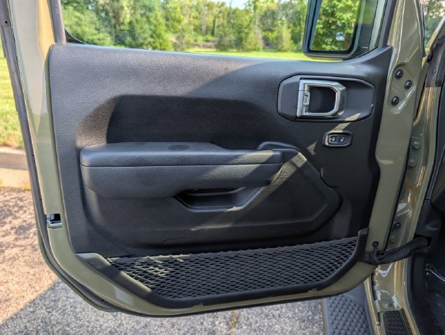 Used 2025 Jeep Wrangler Sport AWD/4WD image 33