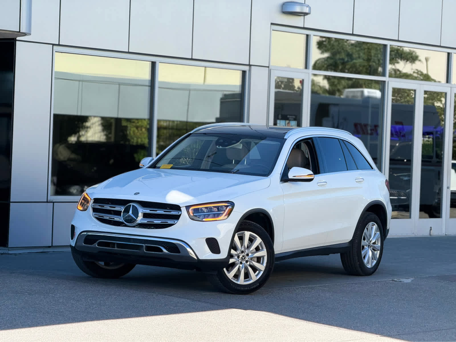Used 2020 Mercedes-Benz GLC 300 4MATIC image 2