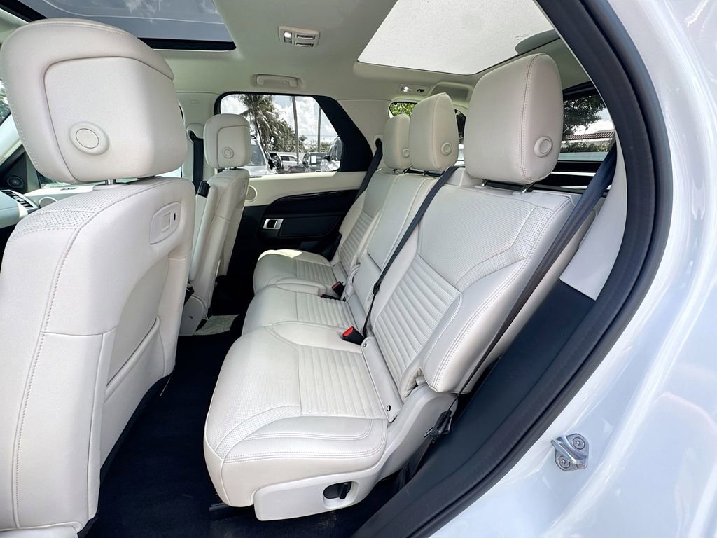 Used 2025 Land Rover Discovery S image 27