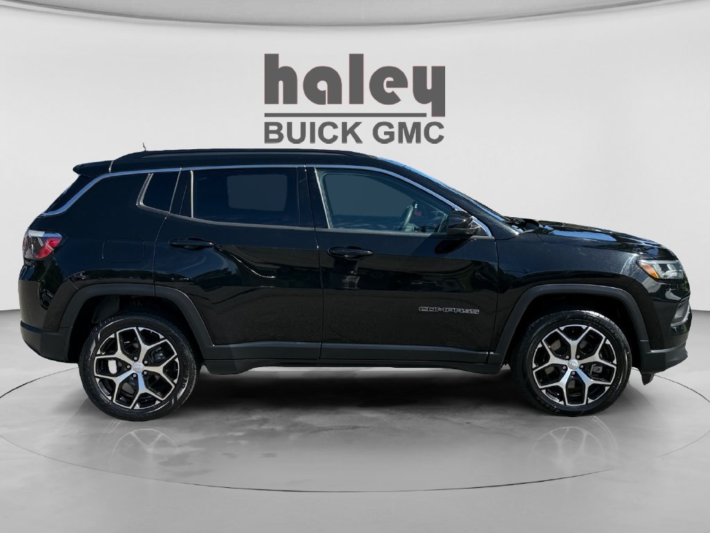 Used 2024 Jeep Compass Latitude AWD/4WD image 6