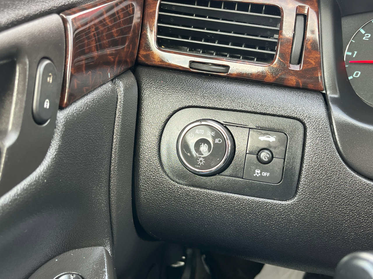 Used 2015 Chevrolet Impala LTZ FWD image 19