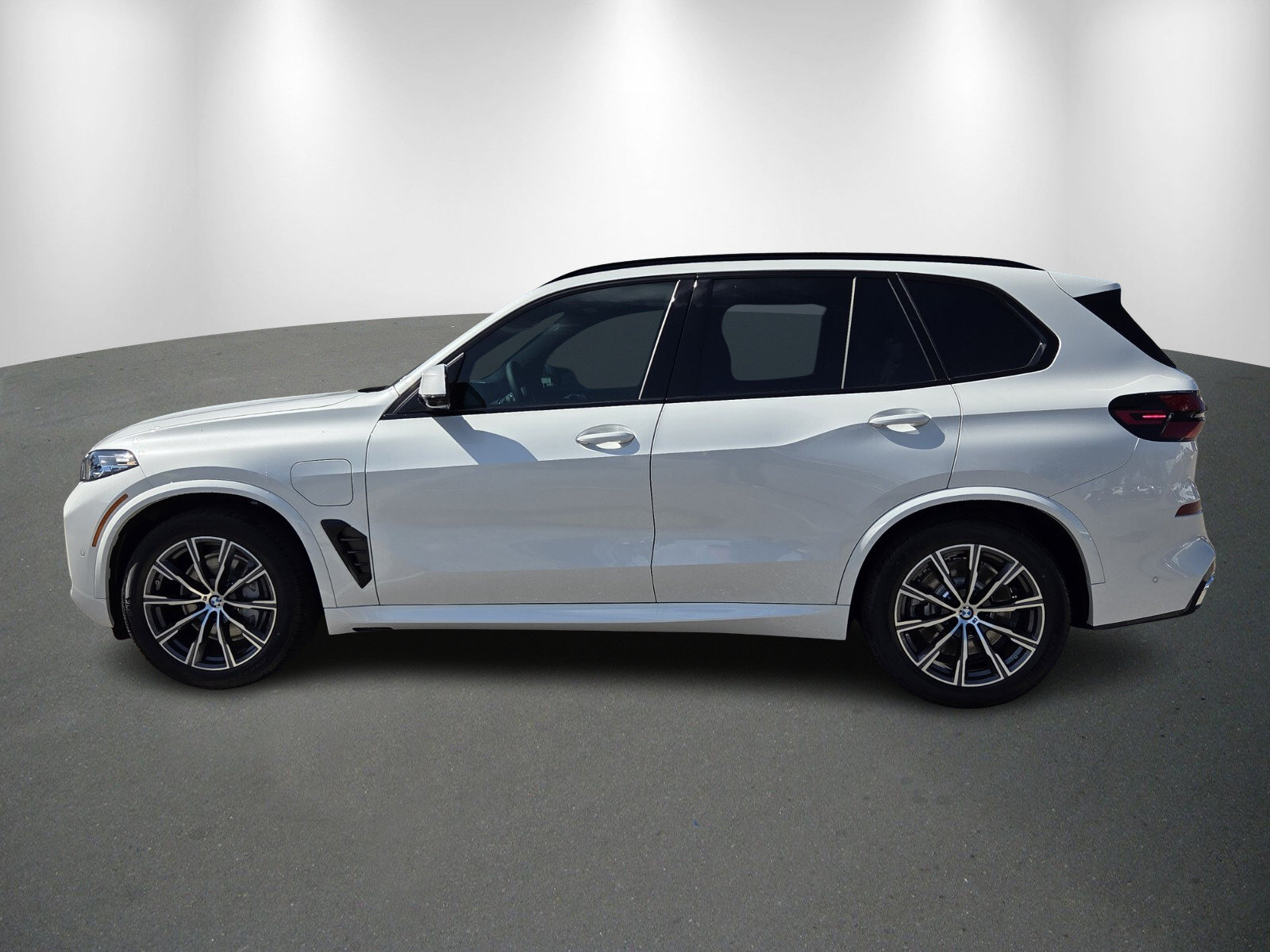 New 2026 BMW X5 xDrive50e w/ M Sport Package AWD/4WD image 4