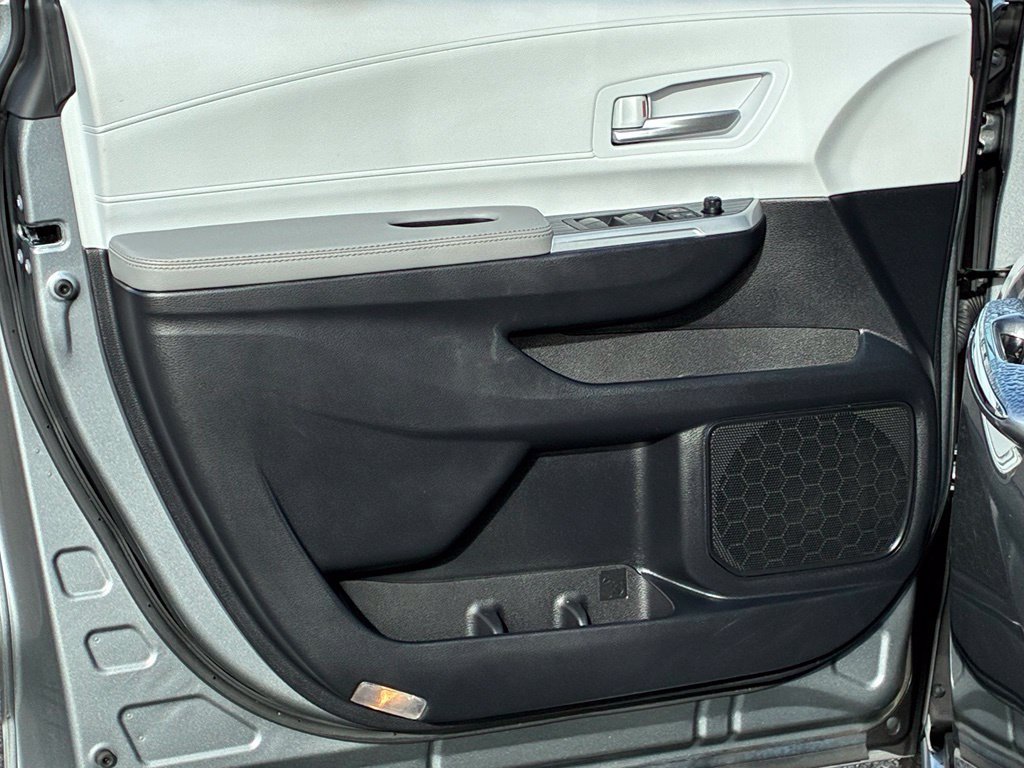 Used 2026 Toyota Sienna XLE FWD image 19