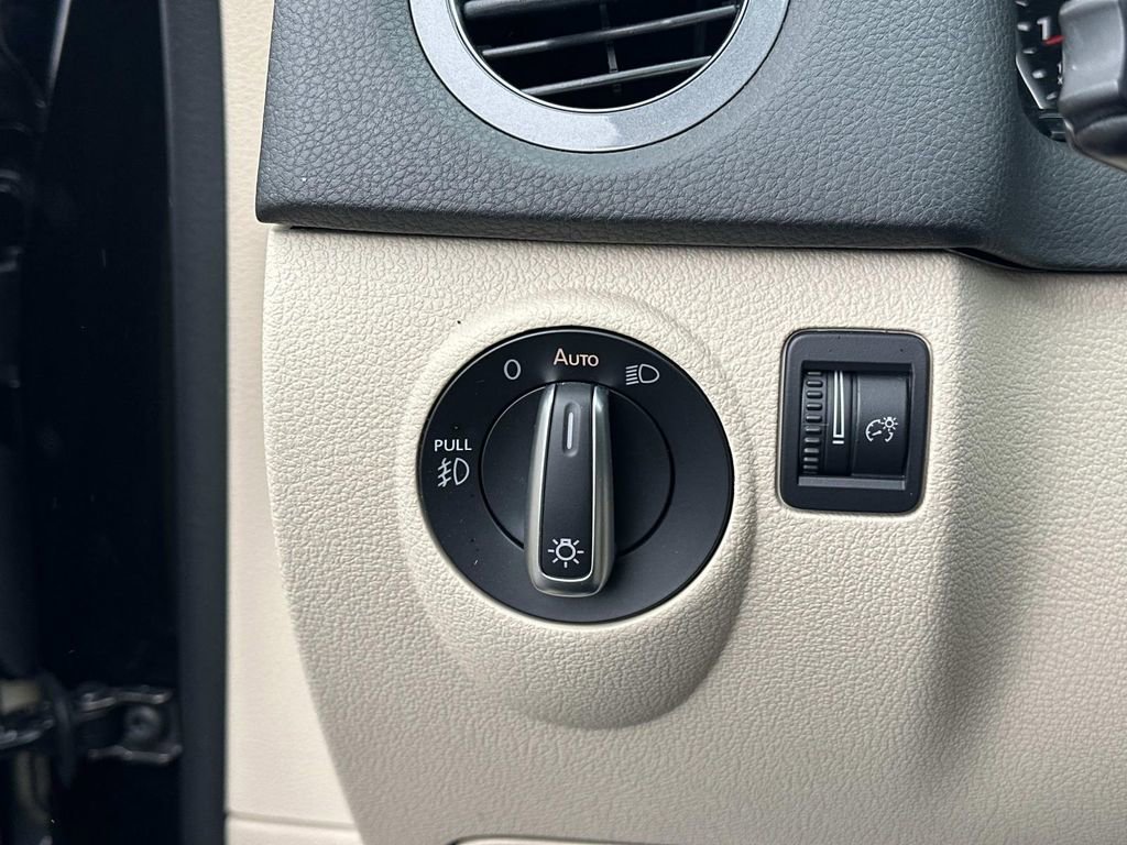 Used 2016 Volkswagen Tiguan SE image 16