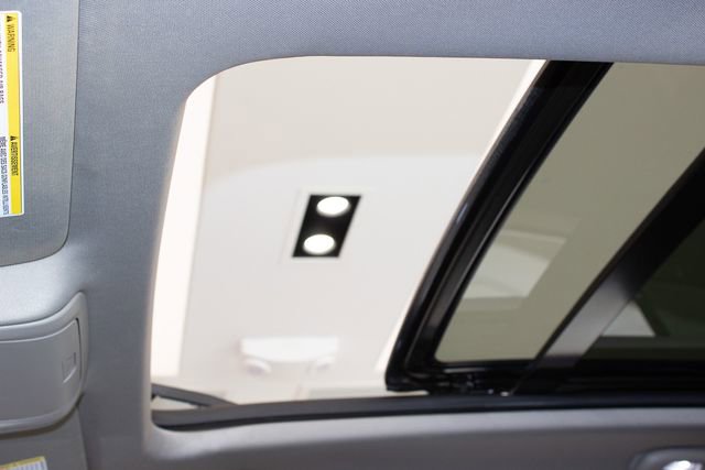 Used 2023 Cadillac XT4 Luxury w/ Cold Weather Package AWD/4WD image 19