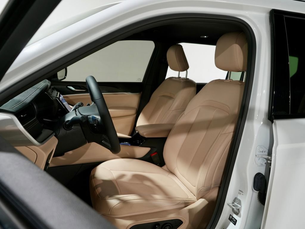 Used 2023 Jeep Grand Cherokee L Limited w/ Black Appearance Package image 3