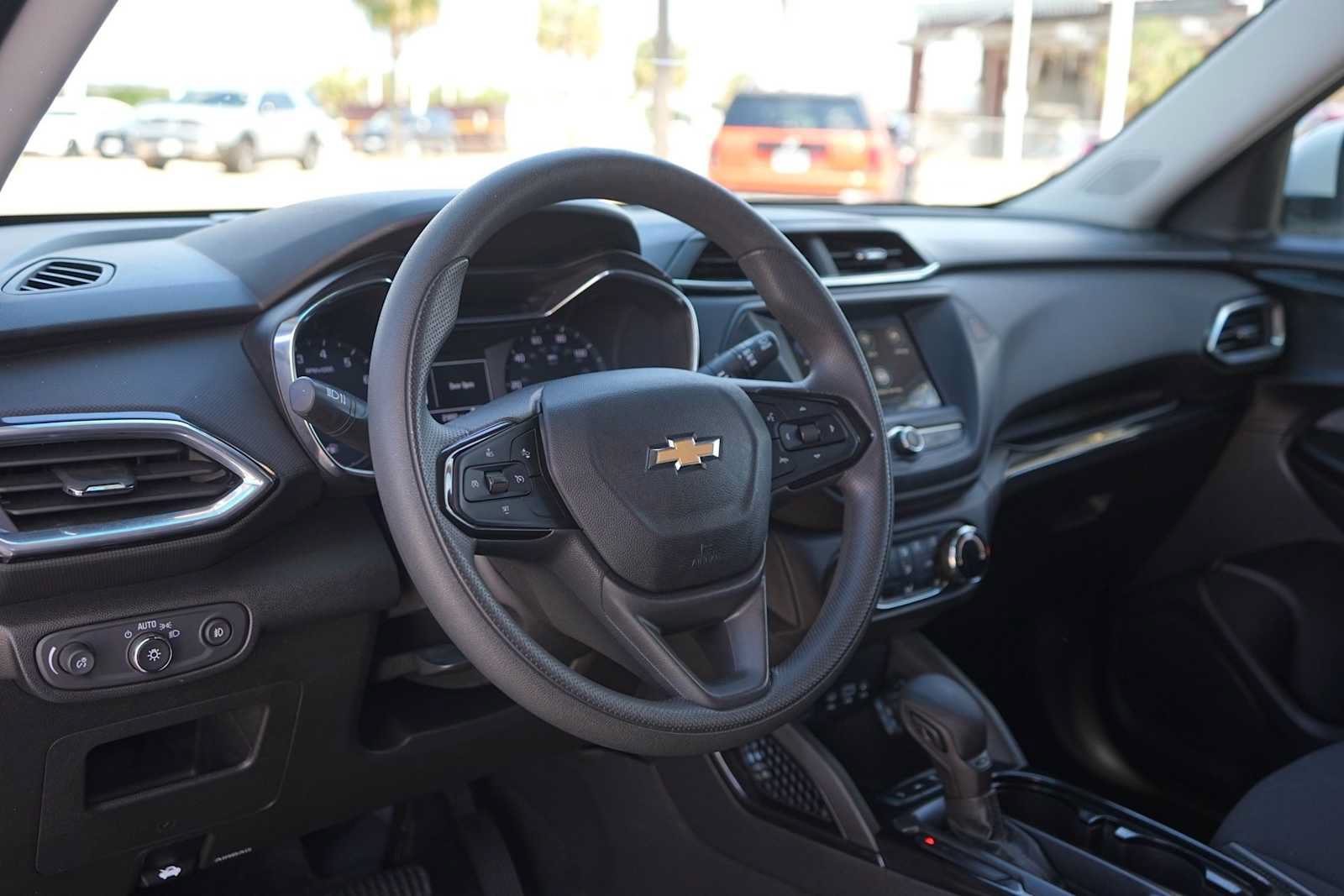 Used 2023 Chevrolet TrailBlazer LT w/ LPO, Blackout Package FWD image 2