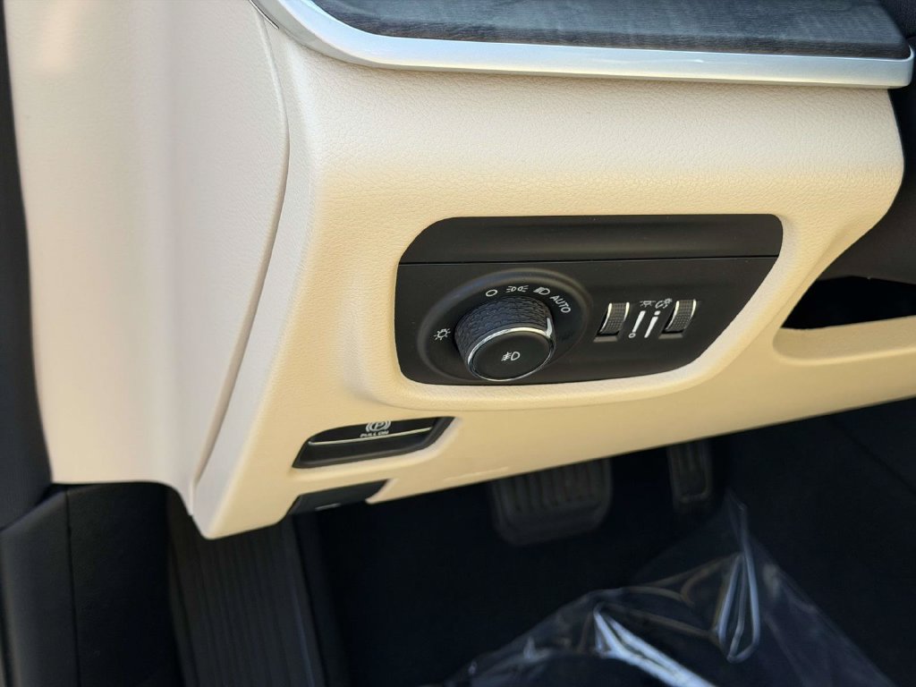 Used 2023 Jeep Grand Cherokee L Limited w/ Luxury Tech Group II AWD/4WD image 19