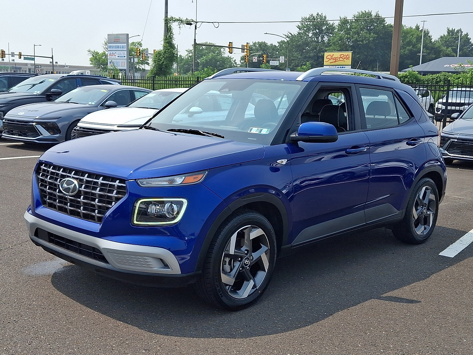 Certified 2023 Hyundai Venue Limited FWD image 3