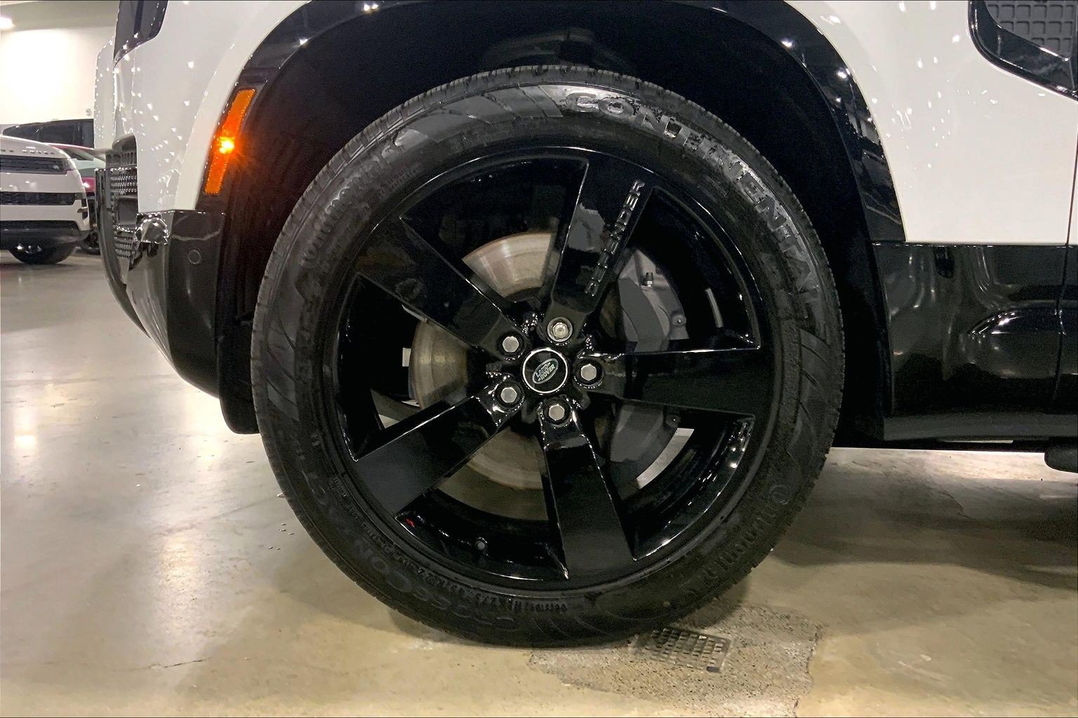 Used 2025 Land Rover Defender 130 X-Dynamic SE image 10