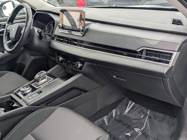 Used 2024 Mitsubishi Outlander ES image 21