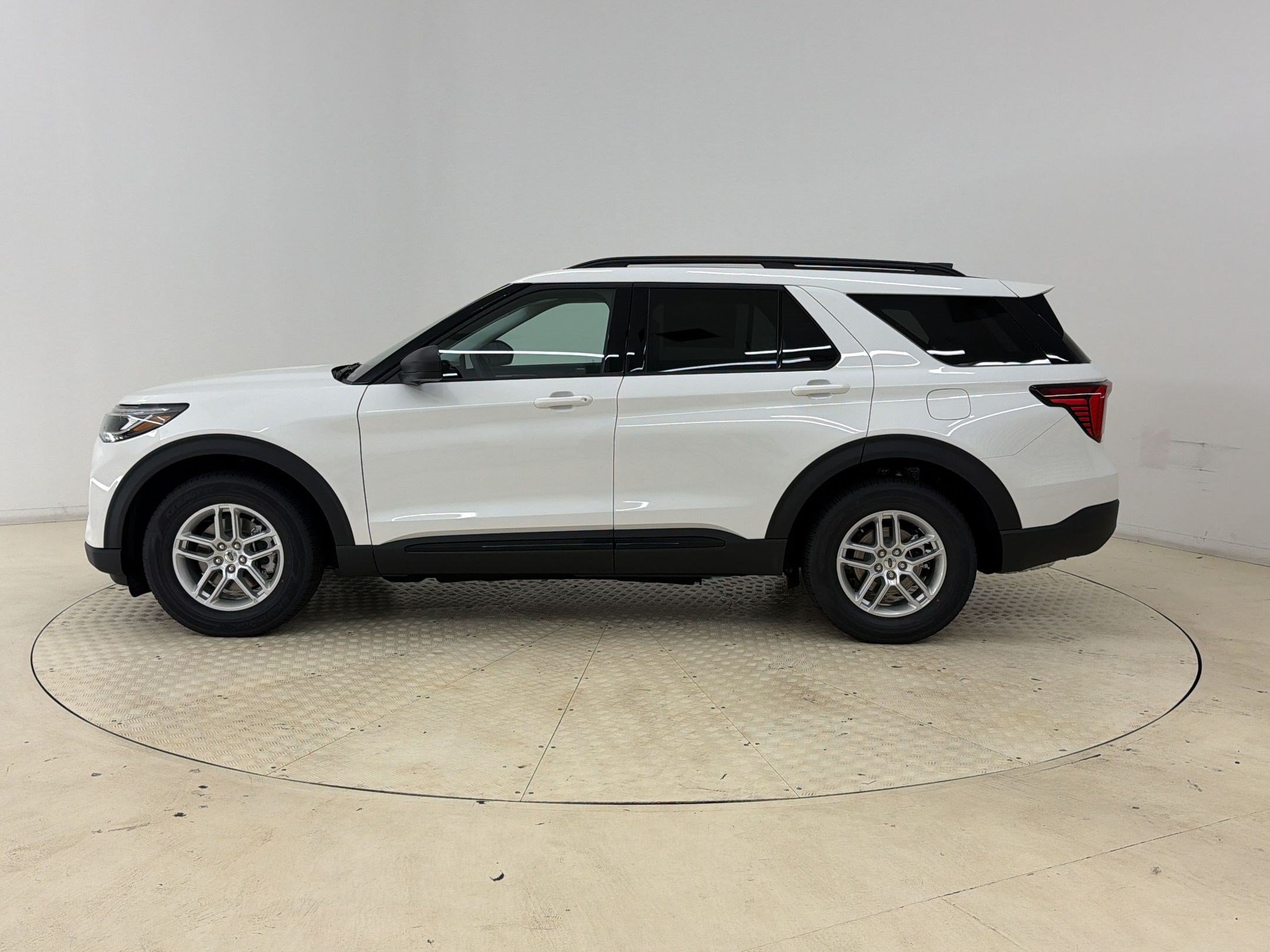 New 2026 Ford Explorer Active w/ Active Comfort Package RWD image 2