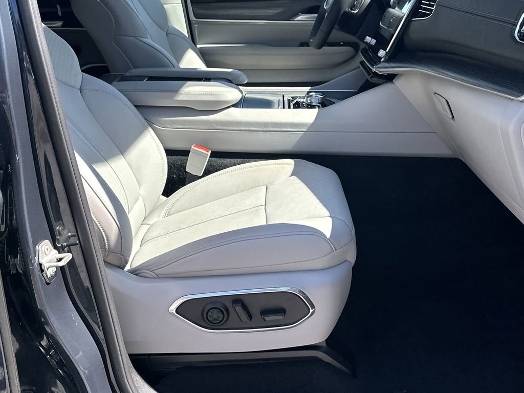 Used 2024 Jeep Wagoneer L Series III w/ Premium Group I image 14