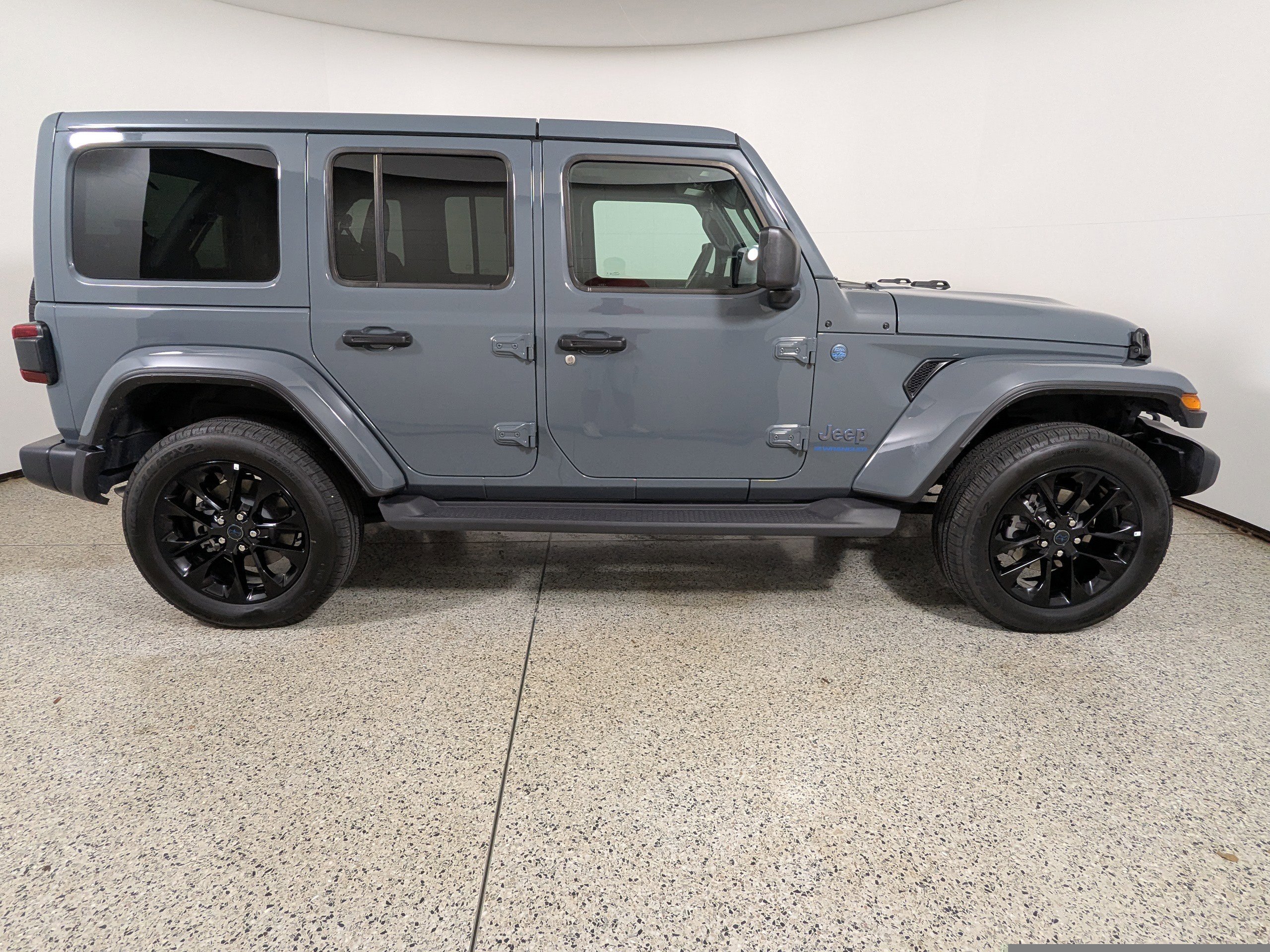 Used 2025 Jeep Wrangler Sahara AWD/4WD image 8