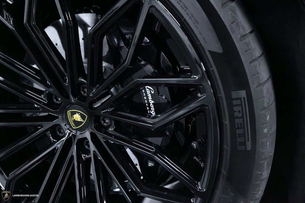 Used 2025 Lamborghini Urus Performante AWD/4WD image 7