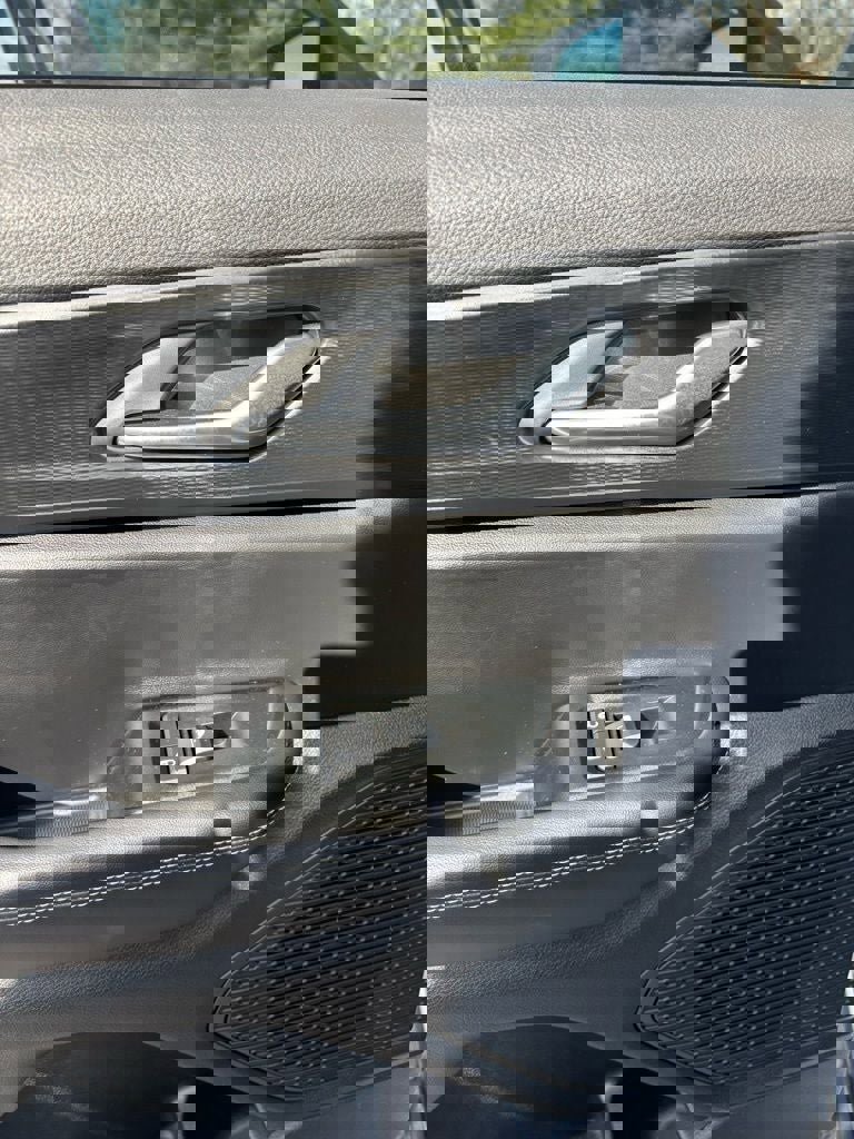 Used 2025 Jeep Grand Cherokee Altitude image 14