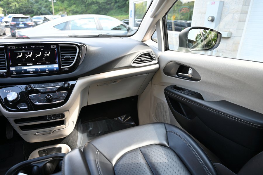 Used 2023 Chrysler Pacifica Touring-L FWD image 13